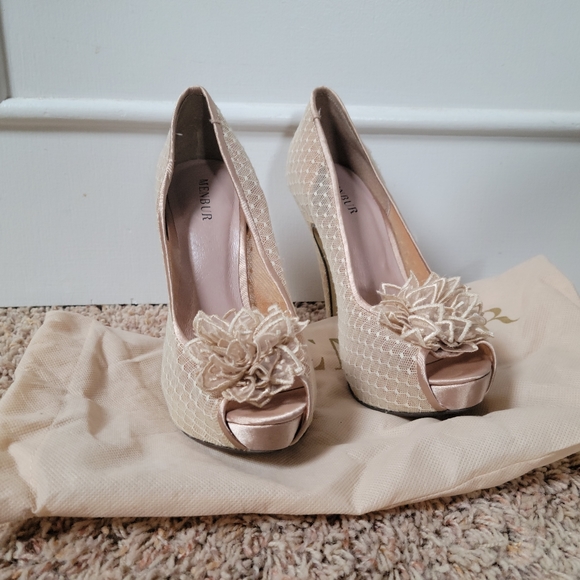 Menbur Beige Lace Pumps - Picture 2 of 4